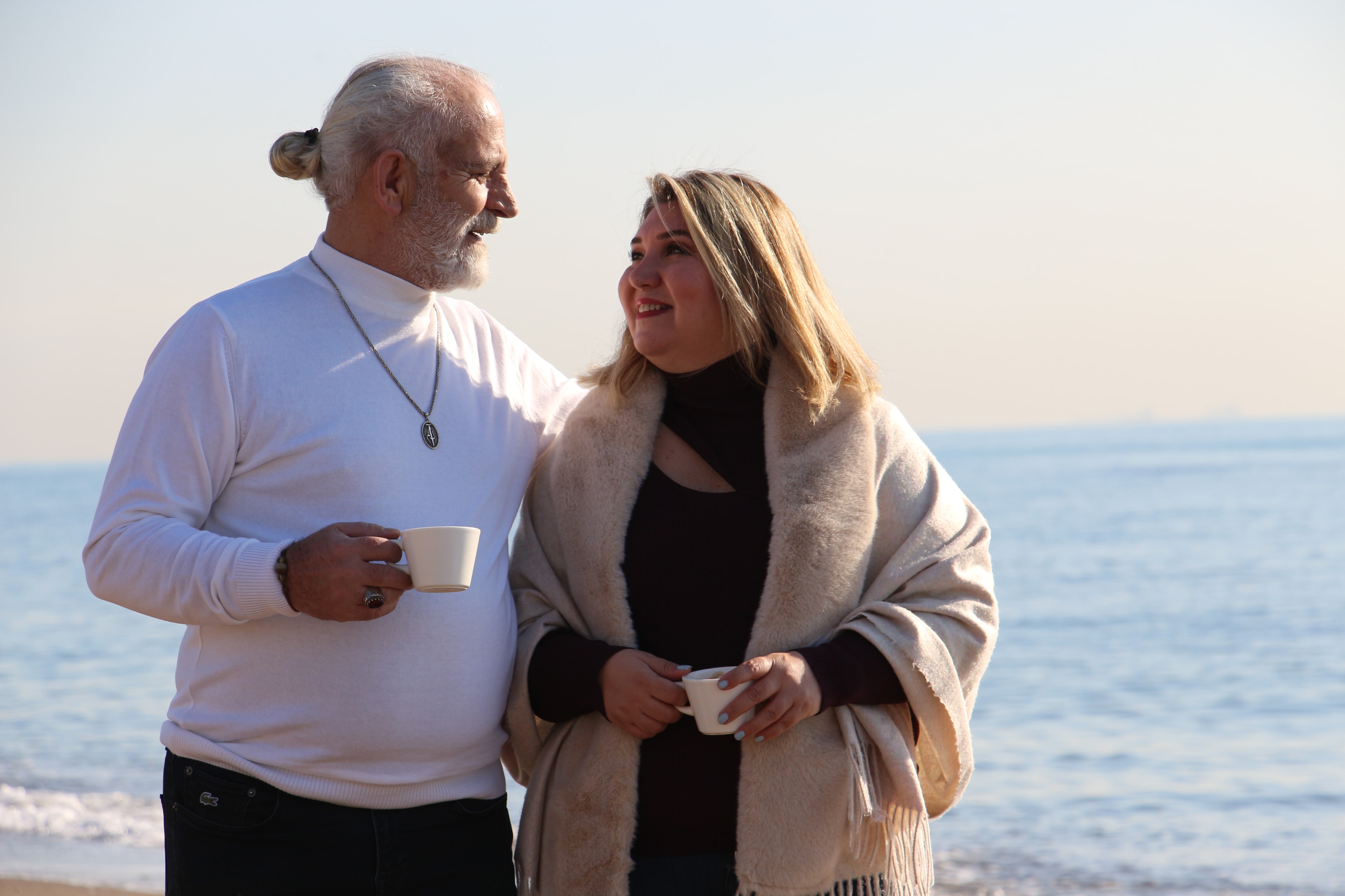 Maria Öcal ve Ayhan Öcal — bioenerji ve Bioenerji Artı kurucuları, deniz kenarında